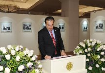 Georgian President visits Heydar Aliyev Foundation (PHOTO)