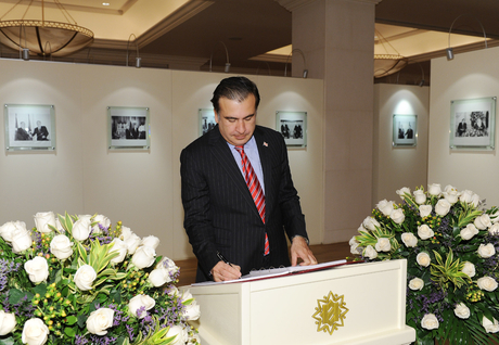 Georgian President visits Heydar Aliyev Foundation (PHOTO)