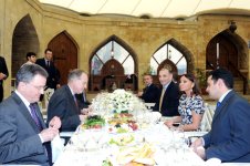 Azerbaijani first lady hosts dinner in honor of French Minister of Culture and Communication