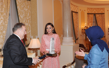 First Lady of Azerbaijan Mehriban Aliyeva received the prize "For Service to the Turkic world" (PHOTO)