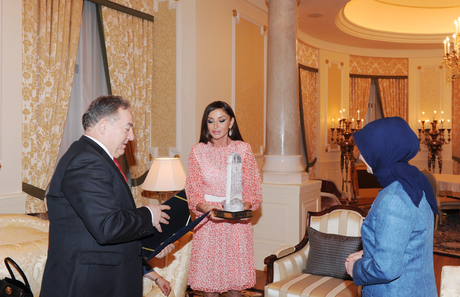 First Lady of Azerbaijan Mehriban Aliyeva received the prize "For Service to the Turkic world" (PHOTO)