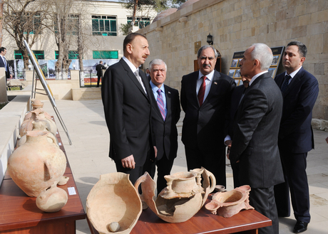 Azerbaijani President inspects Juma Mosque after major overhaul (PHOTO)