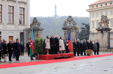 Azerbaijani President officially welcomed to Czech Republic (PHOTO)