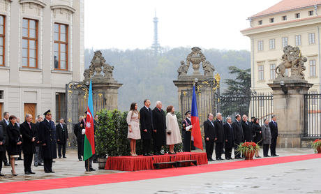 Azerbaijani President officially welcomed to Czech Republic (PHOTO)