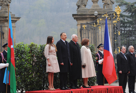 Azerbaijani President officially welcomed to Czech Republic (PHOTO)