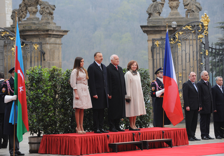 Azerbaijani President officially welcomed to Czech Republic (PHOTO)