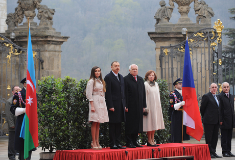 Azerbaijani President officially welcomed to Czech Republic (PHOTO)