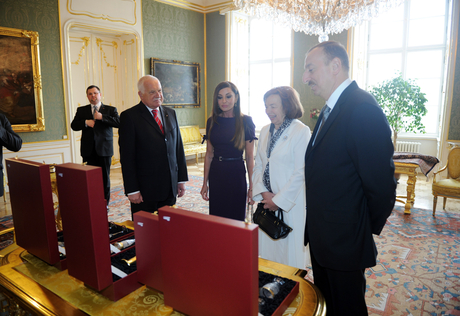 Azerbaijani President officially welcomed to Czech Republic (PHOTO)