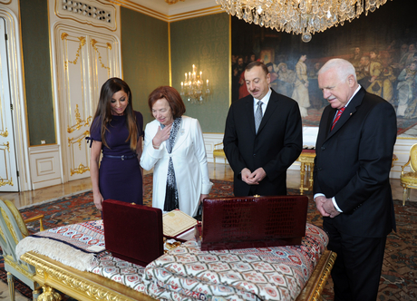 Azerbaijani President officially welcomed to Czech Republic (PHOTO)