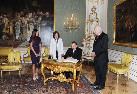 Azerbaijani President officially welcomed to Czech Republic (PHOTO)