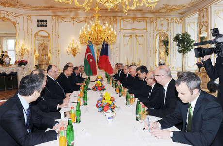 Azerbaijani, Czech presidents meet in presence of delegations (PHOTO)
