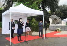 Mehriban Aliyeva unveils monument to great poet Nizami Ganjavi in Rome (PHOTO)
