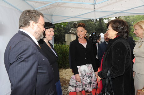 Mehriban Aliyeva unveils monument to great poet Nizami Ganjavi in Rome (PHOTO)
