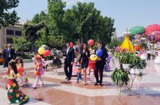 Azerbaijani President and his spouse attend Flower Festival in Baku (PHOTO)