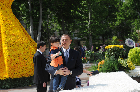 Azerbaijani President and his spouse attend Flower Festival in Baku (PHOTO)