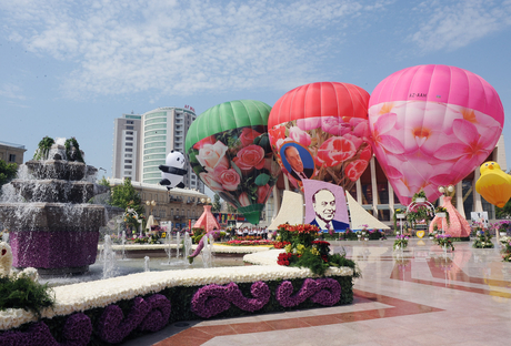 Azerbaijani President and his spouse attend Flower Festival in Baku (PHOTO)
