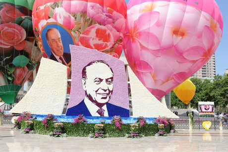 Azerbaijani President and his spouse attend Flower Festival in Baku (PHOTO)