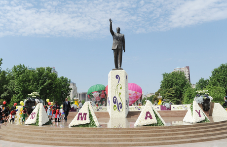 Azerbaijani President and his spouse attend Flower Festival in Baku (PHOTO)