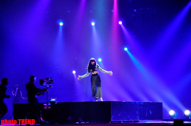 Swedish Eurovision 2012 contestant performs at Baku Crystal Hall stage (PHOTO)