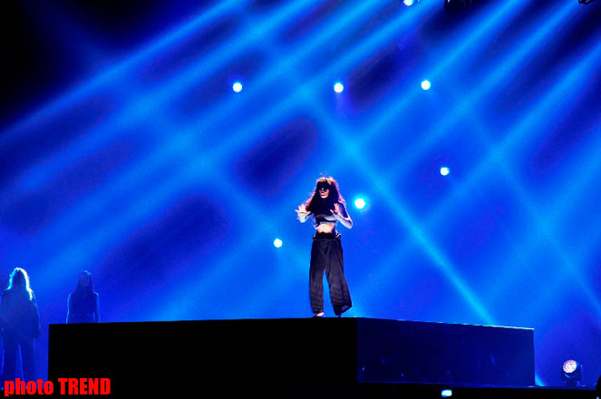 Swedish Eurovision 2012 contestant performs at Baku Crystal Hall stage (PHOTO)