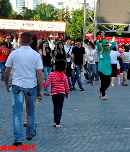 Thousands of people in Baku to watch Eurovision 2012 grand final at National Seaside Park (PHOTO)