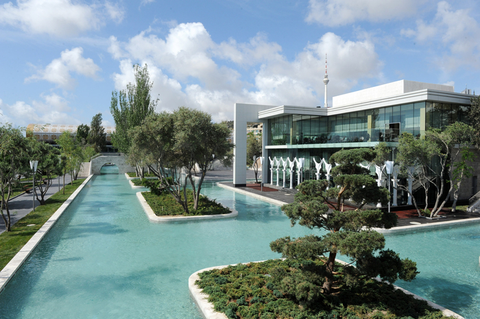 Azerbaijani President attends opening of “Small Venetian town” at Seaside National Park (PHOTO)