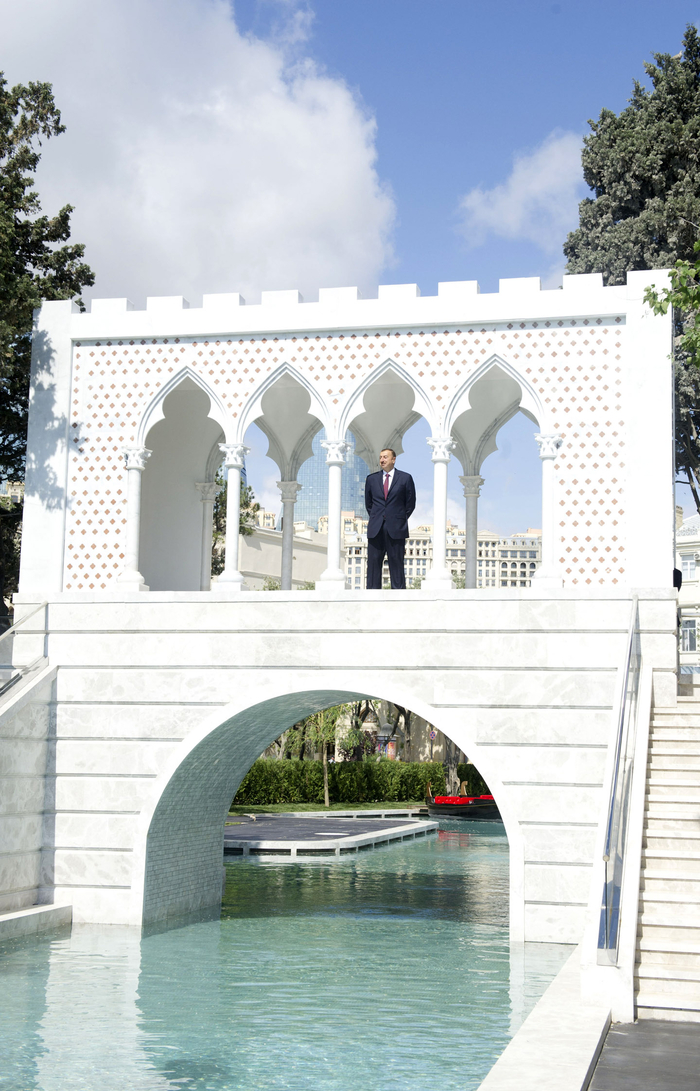 Azerbaijani President attends opening of “Small Venetian town” at Seaside National Park (PHOTO)