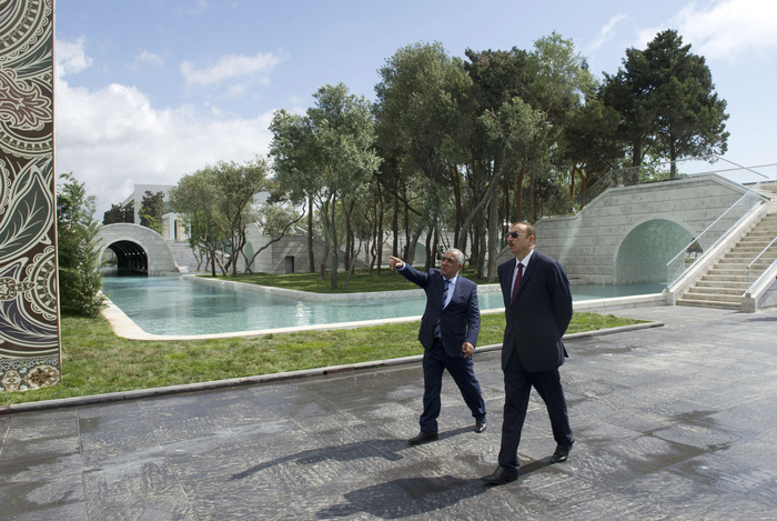 Azerbaijani President attends opening of “Small Venetian town” at Seaside National Park (PHOTO)