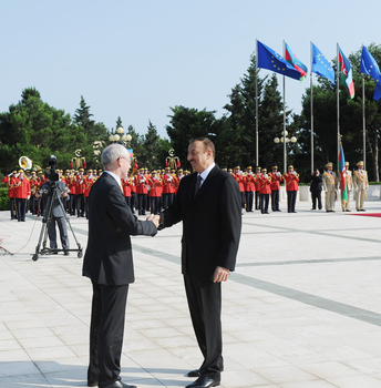 Head of European Council officially welcomed in Azerbaijan