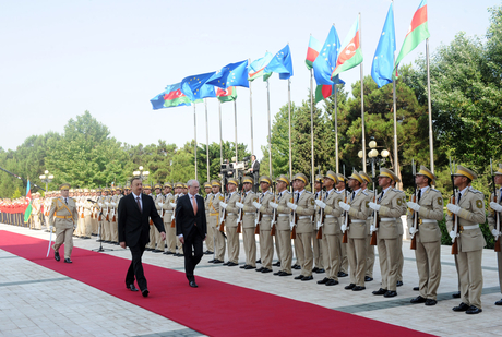 Head of European Council officially welcomed in Azerbaijan