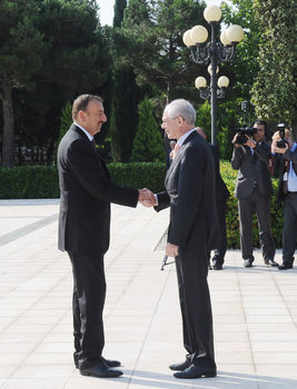 Head of European Council officially welcomed in Azerbaijan