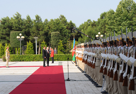 Head of European Council officially welcomed in Azerbaijan