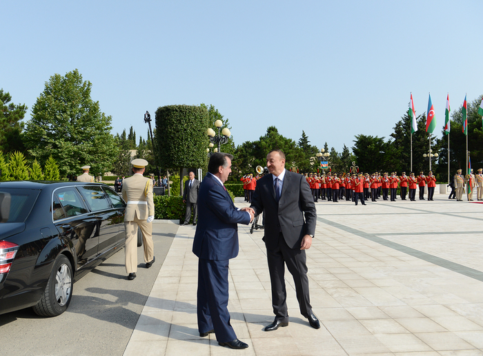 Tajik President officially welcomed in Azerbaijan (PHOTO)
