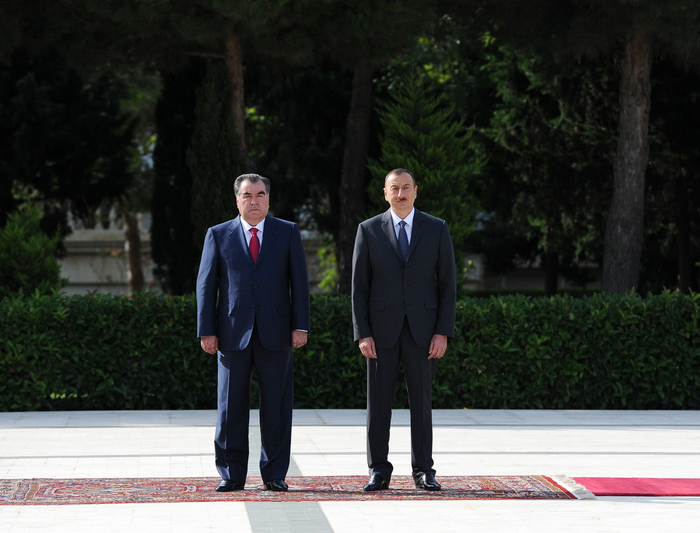 Tajik President officially welcomed in Azerbaijan (PHOTO)