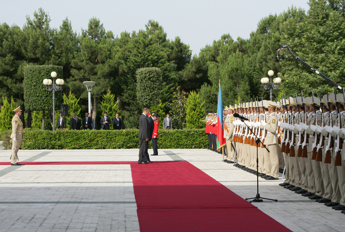 Tajik President officially welcomed in Azerbaijan (PHOTO)