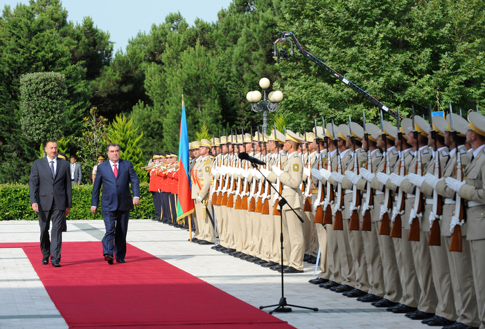 Tajik President officially welcomed in Azerbaijan (PHOTO)
