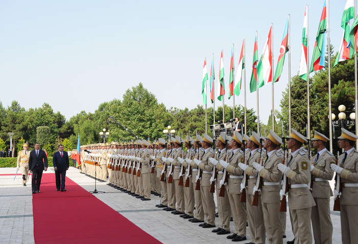 Tajik President officially welcomed in Azerbaijan (PHOTO)