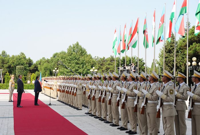 Tajik President officially welcomed in Azerbaijan (PHOTO)