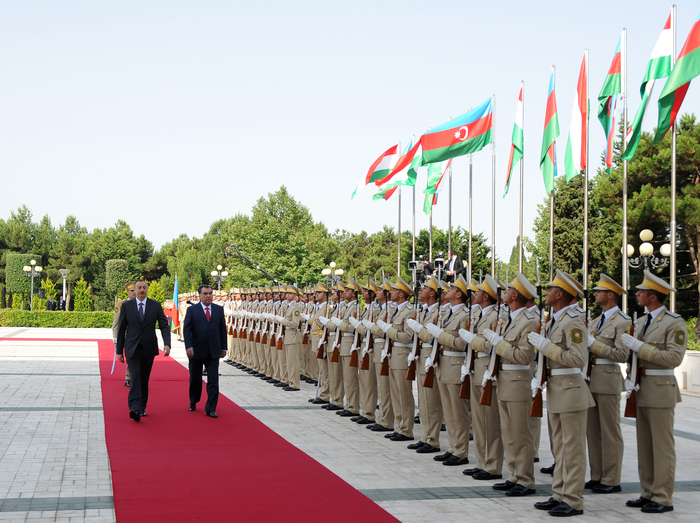 Tajik President officially welcomed in Azerbaijan (PHOTO)