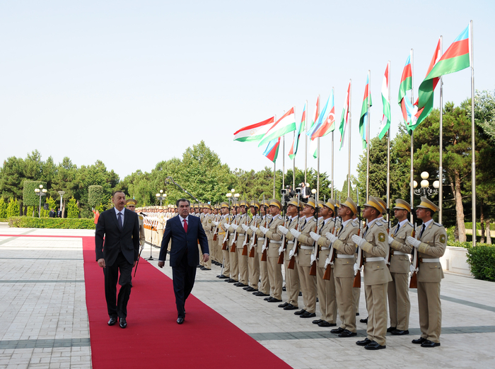 Tajik President officially welcomed in Azerbaijan (PHOTO)