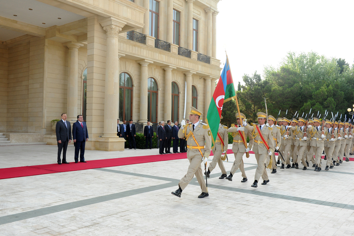 Tajik President officially welcomed in Azerbaijan (PHOTO)
