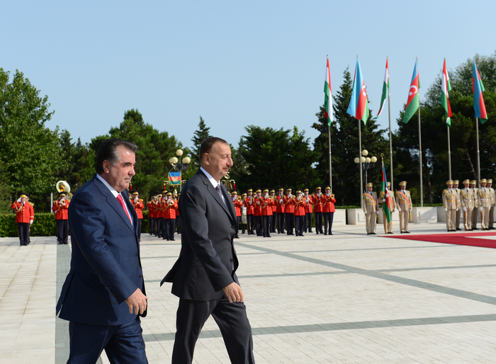 Tajik President officially welcomed in Azerbaijan (PHOTO)