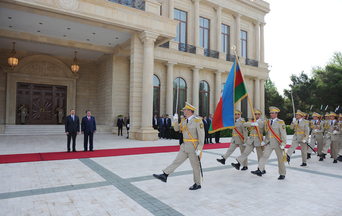 Tajik President officially welcomed in Azerbaijan (PHOTO)