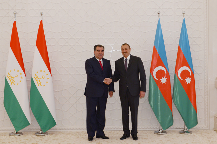Tajik President officially welcomed in Azerbaijan (PHOTO)