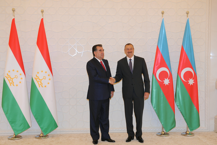 Tajik President officially welcomed in Azerbaijan (PHOTO)