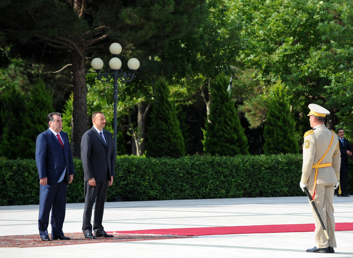 Tajik President officially welcomed in Azerbaijan (PHOTO)