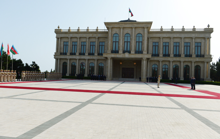 Tajik President officially welcomed in Azerbaijan (PHOTO)