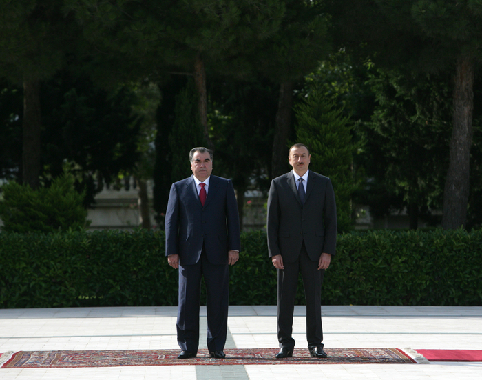 Tajik President officially welcomed in Azerbaijan (PHOTO)