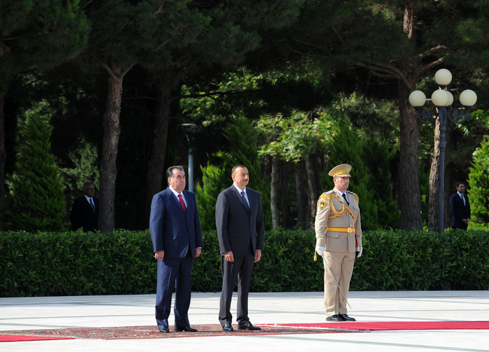Tajik President officially welcomed in Azerbaijan (PHOTO)