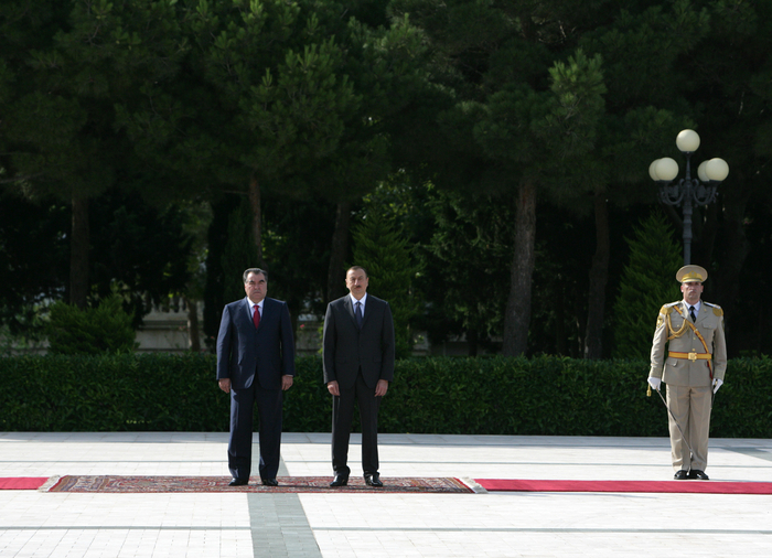 Tajik President officially welcomed in Azerbaijan (PHOTO)